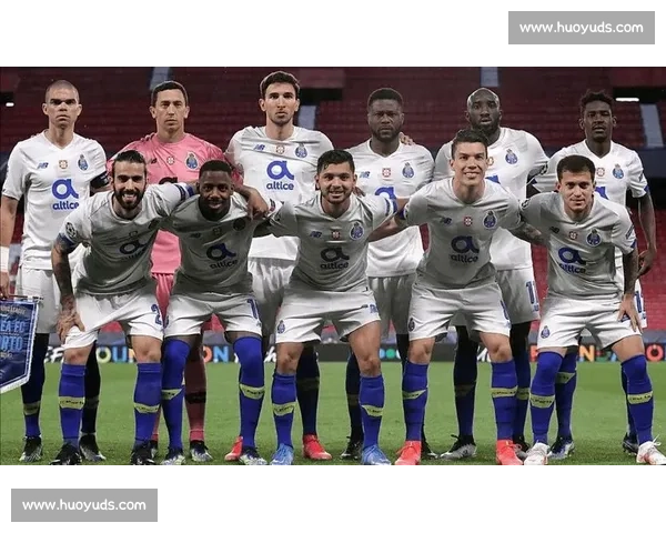 《重温经典瞬间：精彩足球比赛重播带你回顾激动人心的赛场时刻》