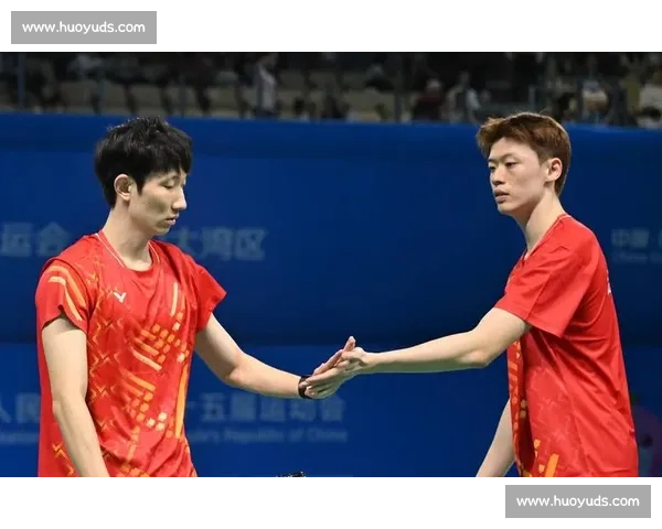 全面解析羽毛球比赛双打规则与发接发轮转得分要点站位换边违例判罚