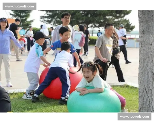 萌娃赛道齐爬行亲子互动点亮成长第一步欢乐启程城市家庭共参与