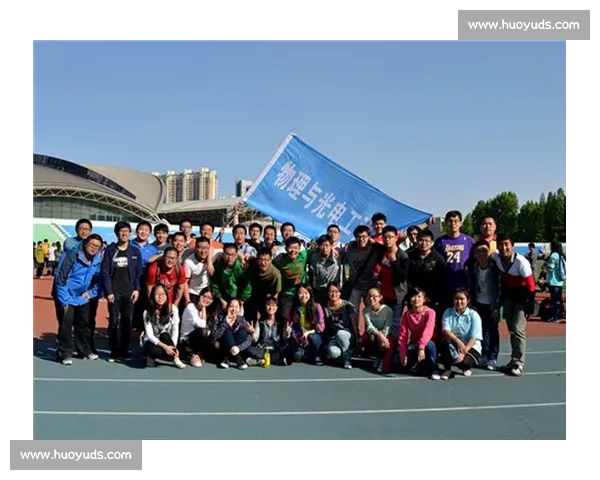 我们齐心协力在拔河赛场上凝聚力量共话拼搏精神展现团队风采与青春担当