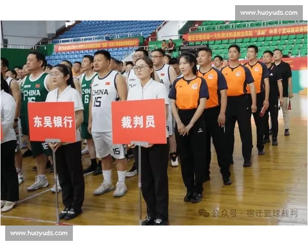篮球赛场多名裁判协同执裁下的公平节奏与判罚艺术展现规则权威与比赛流畅性